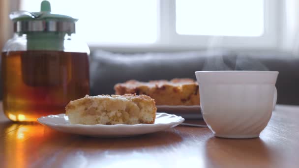 Σπιτική μηλόπιτα και ζεστό τσάι στο τραπέζι. — Αρχείο Βίντεο