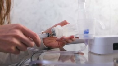 Kadın serum fizyolojik ile şırınga inhalasyon için tespit. Eller yakın çekim.