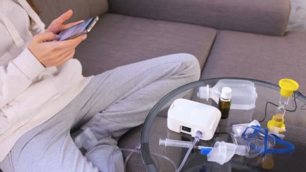 吸入の準備 ネブライザー マスクとガラス テーブルの上の医学 携帯電話で Unrecognazable — ストック動画