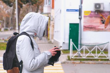 Kayıp kentin ve Navigator Cep telefonu kullanarak bir yol bulmak için kadın var.