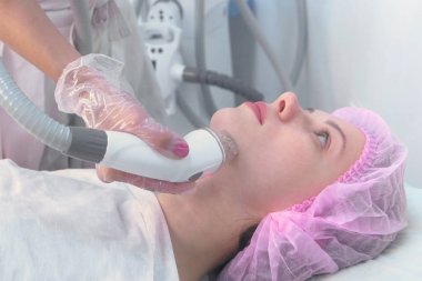 Lenfatik drenaj Lpg aparatı işlemi için boyun masaj. Terapist Şevval özçelik Güzellik Kliniği kadın için gençleştirici yüz masajı yapar. Güzellik ve welness kavramı.