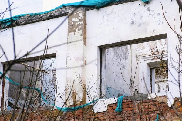 Разрушенное здание, жилье в аварийном состоянии, снос дома . — стоковое фото
