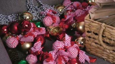Çocuk Noel süslemeleri Noel ağacı için alır. El yakın çekim.