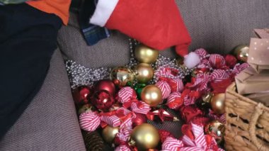 Anne ve oğlu Noel şapka içinde Noel ağacı evde yükleyin. Noel için hazırlamak.