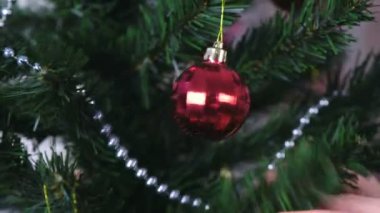 Noel ağacı üzerinde kırmızı parlak top iplik.