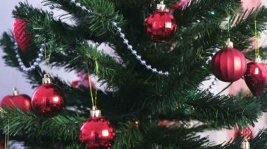 Farklı topları ve altın oyuncaklar Noel ağacı dalları üzerinde. Noel ağacı ışıkları ile Noel çelenk.