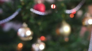 Farklı topları ve altın oyuncaklar Noel ağacı dalları üzerinde. Noel ağacı ışıkları ile Noel çelenk. Bulanıklık.