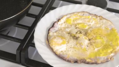 Mutfakta omlet beyaz tabak gaz sobası.