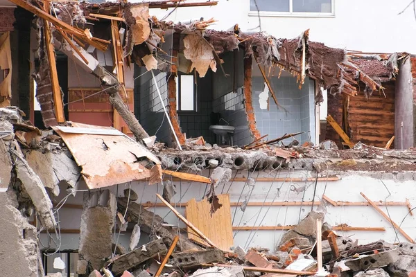 Distrutto il condominio dopo il disastro . — Foto Stock