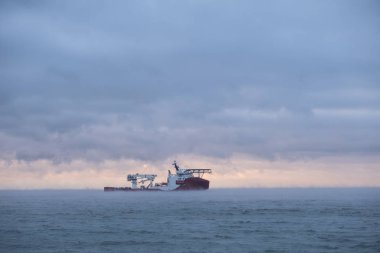 Yükleme boru hattı denize gemi. Gün batımında güzel deniz manzaralı.