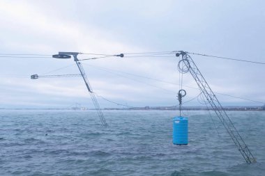 Wakeboarding denizde donatımı. Bulutlu hava.