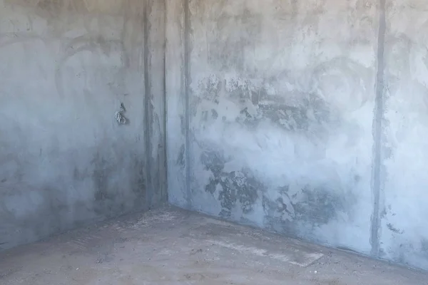 Грубая отделка пустой комнаты с потолком. Бетонные стены и пол . — стоковое фото
