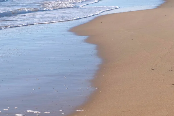 砂浜のビーチで泡で長い海の波. — ストック写真