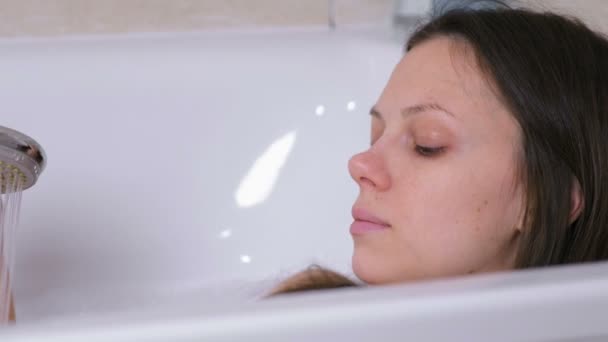 La mujer se está bañando. Ella vierte su agua corporal de la ducha. Cara de primer plano . — Vídeo de stock