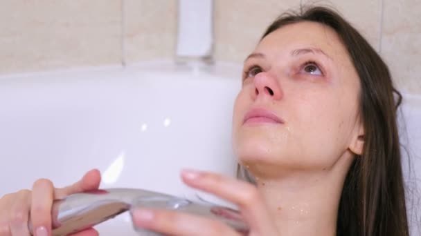 Frau badet. weint mit roten Augen in Depressionen. — Stockvideo