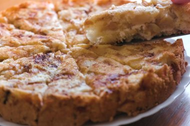 Yakın çekim womans eller plaka ev yapımı elma pasta bir dilim alır.