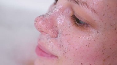 Kadının yüzündeki fırçalayın. Yüz yakın çekim. Banyo kadın IA.