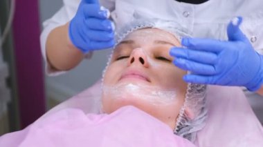 Şevval özçelik güzellik maskesi kadının yüzüne koyar. Yüz temizliği