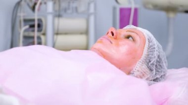 Kimyasal peeling o kadının yüzü. Yüz cildi Temizleme ve aydınlatma çiller cilt Kliniği.