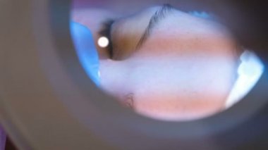 Yüz Güzellik uzmanı temizlik. Bir iğne ve büyüteç ile burnuna sivilce sıkma.