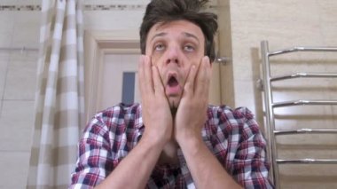 Yorgun uyandı adam banyoda bir kalıntı ile kendini sırada koyar, yamalar gözlerinin altında sopa.