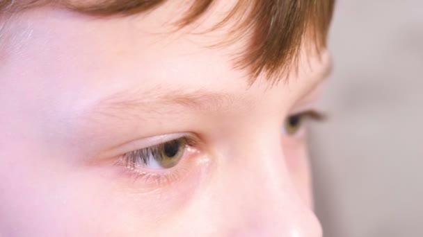 Childs szeme közelről. Szomorú fiú előretekintés. — Stock videók