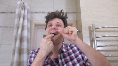 Deli adam akşamdan banyoda dişlerini diş ipi ile uyandı.