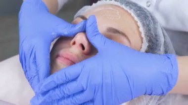 Şevval özçelik güzellik bir köpük temizleyici istemcinin genç bir kadının yüz için geçerlidir. Yüzünü ve ellerini yakın çekim.