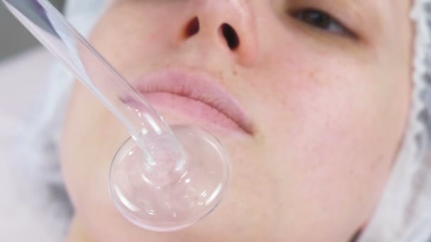 Tratamiento de belleza facial terapia darsonval eléctrica en la clínica de cosmetología . — Vídeo de stock