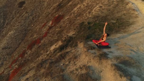 Hermosa Vista Mujer Haciendo Yoga Estirándose Borde Enorme Puesta Sol — Vídeos de Stock