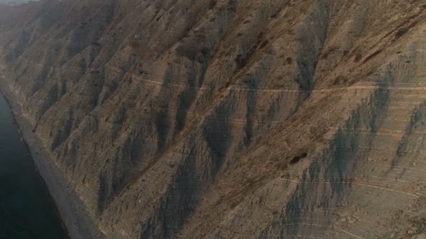 Imágenes aéreas voladoras de Hermosa vista de la enorme roca de montaña y el mar al atardecer . — Vídeo de stock