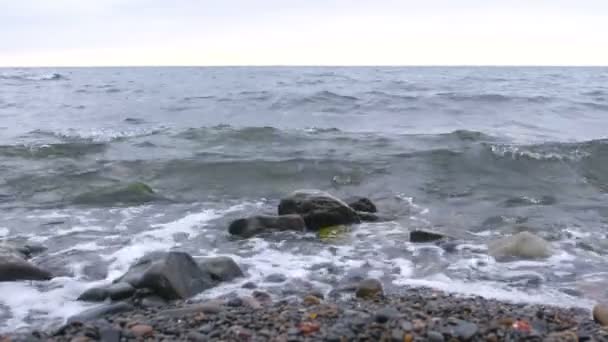 바위가 많은 해변의 파도. — 비디오