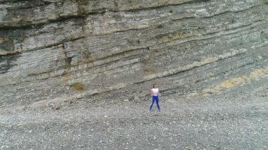 Kadının ağız kavgası işi sırasında nefes egzersizleri kaya zemin üzerine bodyflex. Hava güzel görüntüleri görünümü.