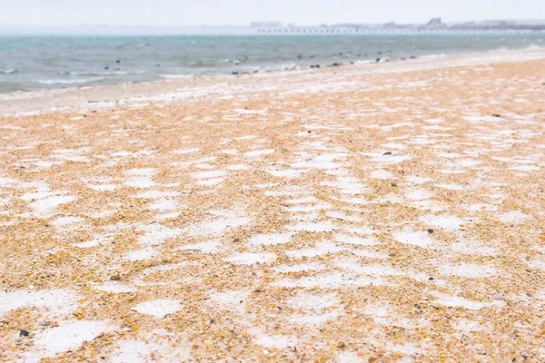 Winter mit Schnee am Sandstrand. wunderschöne Meereslandschaft. — Stockfoto