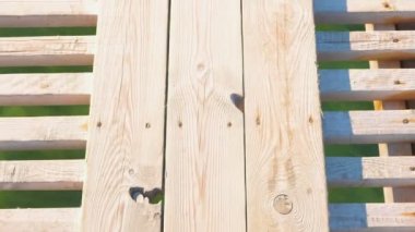 Ahşap iskele ile deniz yakın çekim temiz altındaki mavi su.