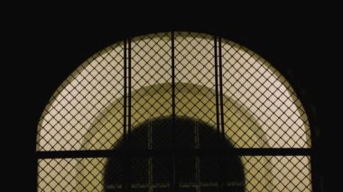 Kapalı demir kafes arch gece kiliseye ışıklı giriş kapısı ile.