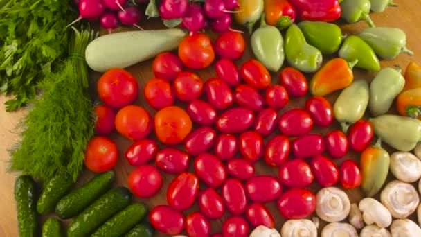 新鮮な野菜のトマト、きゅうり、ズッキーニ、ピーマン、緑、大根と台所のテーブルにキノコ. — ストック動画