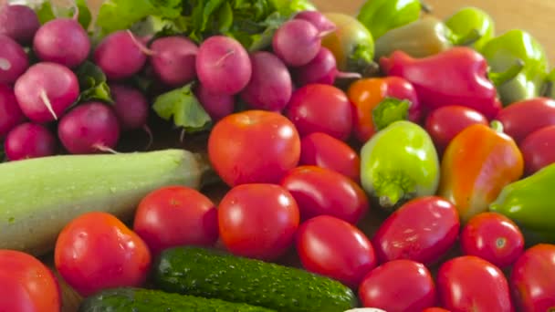台所のテーブルの木の板に新鮮な野菜と加工トマトのクローズ アップ ビュー — ストック動画