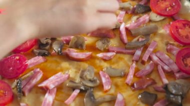 Pizza yapma. Kadının el ev yapımı pizza yapacaklar. Malzemeler ve domates üzerinde bir hamur koymak.