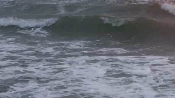 Grandes Vagues Mousse Orageuse Dans Mer Coucher Soleil Dans Soirée — Video