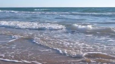 Güçlü fırtına deniz dalga köpüğü kum plajındaki ile.