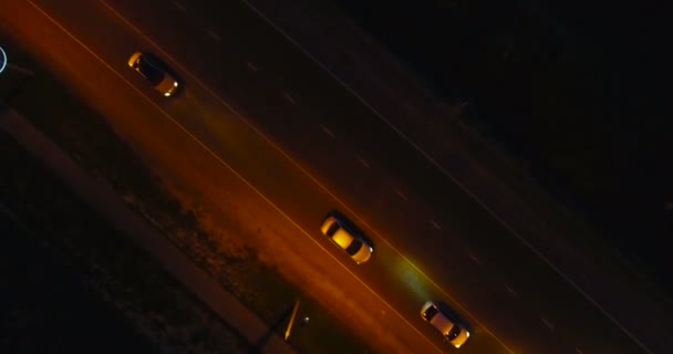 Volando por encima de la carretera con coches por la noche. Hermosa vista aérea en el camino nocturno . — Vídeos de Stock