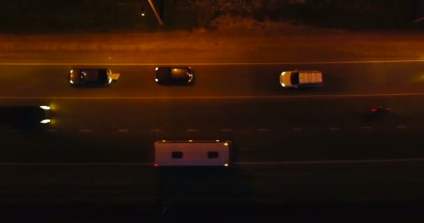 Volando por encima de la carretera con coches por la noche. Hermosa vista aérea en el camino nocturno . — Vídeos de Stock