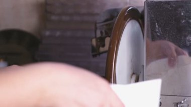 Sıcak sıvı makine temperleme çikolatada çikolata. Kadın el çikolata karışımı. Çikolata candys imalatı.