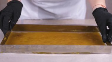 Marmelat kalıp içinde. Üretim tatlılar. Kayısı reçel dolum.