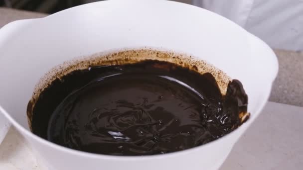 在一个白色的碗里倒糖 把甘油和液体黑巧克力混合 特写视图 — 图库视频影像