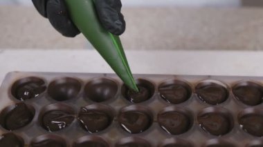 Fırıncılar eller pralin hamur işi çanta formundaki dolum dökme sıvı çikolata.