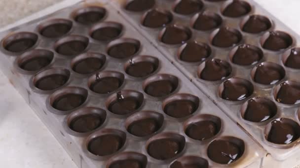 Formas con caramelos de chocolate praliné. Producción casera de caramelos . — Vídeo de stock