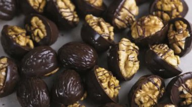 Güzel lezzetli çikolata Fırıncılar kağıt üzerinde ceviz ile el yapımı şekerlemeler. Yakın çekim görünümü.