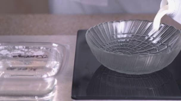 奶油倒在一个碗里站在秤上. — 图库视频影像